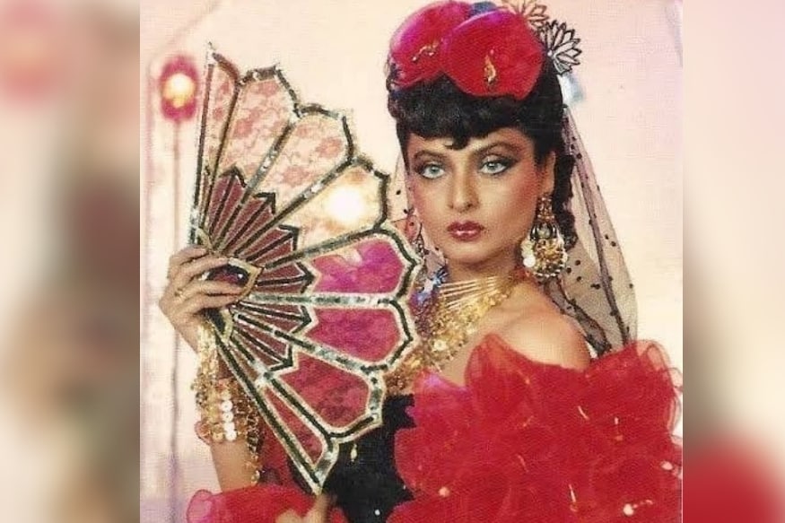 यंदाचा मेट गाला अनेक कारणांमुळे चर्चेत राहिला. त्यातलं मुख्य कारण म्हणजे सेलिब्रिटींनी घातलेले अतरंगी कपडे. सोशल मीडियावर तर या कपड्यांवर मीम्सचा पाऊस पडला होता. या स्टाइल आता व्हायरल होत असल्या तरी रेखा यांनी अनेक वर्षांपूर्वीच अशा अतरंगी स्टाइल केल्या होत्या. यंदाचा मेट गाला अनेक कारणांमुळे चर्चेत राहिला. त्यातलं मुख्य कारण म्हणजे सेलिब्रिटींनी घातलेले अतरंगी कपडे. सोशल मीडियावर तर या कपड्यांवर मीम्सचा पाऊस पडला होता. या स्टाइल आता व्हायरल होत असल्या तरी रेखा यांनी अनेक वर्षांपूर्वीच अशा अतरंगी स्टाइल केल्या होत्या.