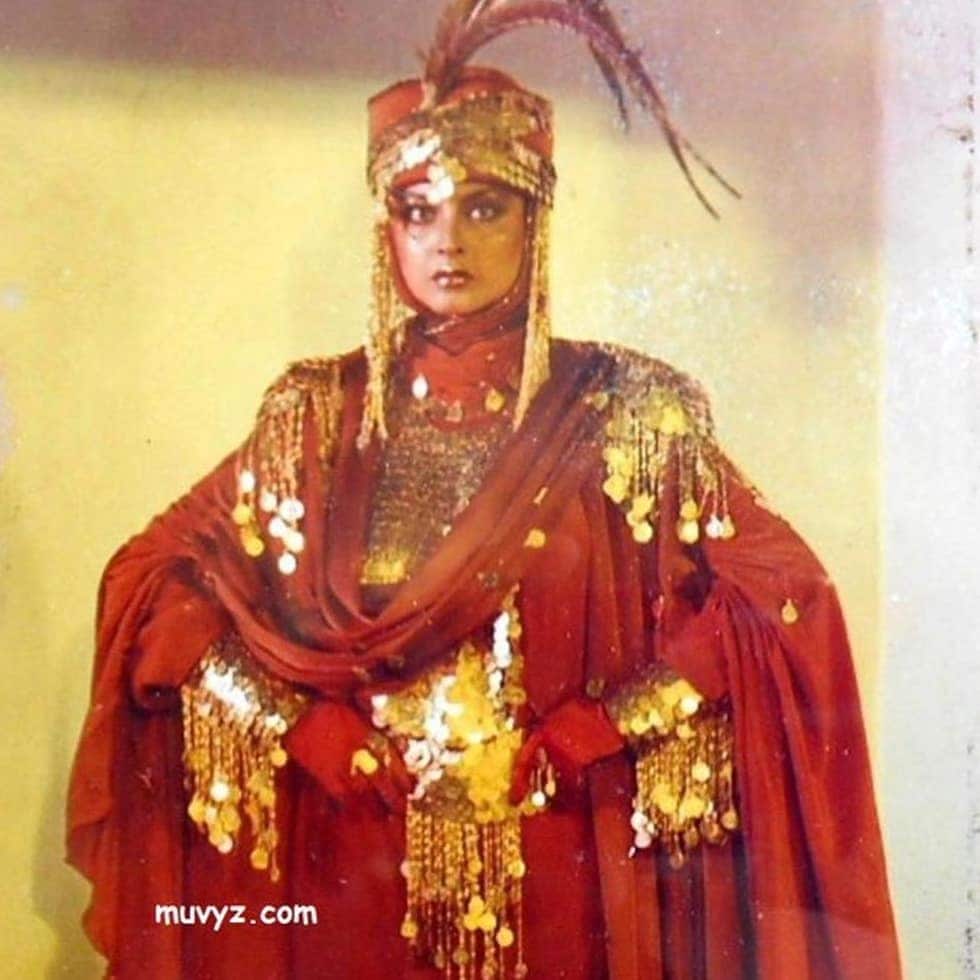रेखा यांचं हेड गेअर पाहा. त्यांचा हा लुक फक्त प्रियांका चोप्रालाच नाही तर कॅटी पेरीलाही टक्कर देत आहे. रेखा यांचं हेड गेअर पाहा. त्यांचा हा लुक फक्त प्रियांका चोप्रालाच नाही तर कॅटी पेरीलाही टक्कर देत आहे.