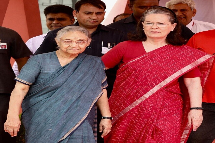 सोनिया गांधी यांच्यासोबत यावेळी दिल्लीच्या माजी मुख्यमंत्री आणि काँग्रेसच्या दिल्लीतील नेत्या शिला दिक्षित देखील हजर होत्या. सोनिया गांधी यांच्यासोबत यावेळी दिल्लीच्या माजी मुख्यमंत्री आणि काँग्रेसच्या दिल्लीतील नेत्या शिला दिक्षित देखील हजर होत्या.