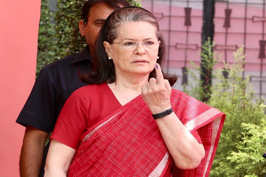 देशात सहाव्या टप्प्यातील मतदान पार पडत आहे. यावेळी काँग्रेसच्या माजी अध्यक्षा सोनिया गांधी यांनी देखील मतदानाचा हक्क बजावला. देशात सहाव्या टप्प्यातील मतदान पार पडत आहे. यावेळी काँग्रेसच्या माजी अध्यक्षा सोनिया गांधी यांनी देखील मतदानाचा हक्क बजावला.