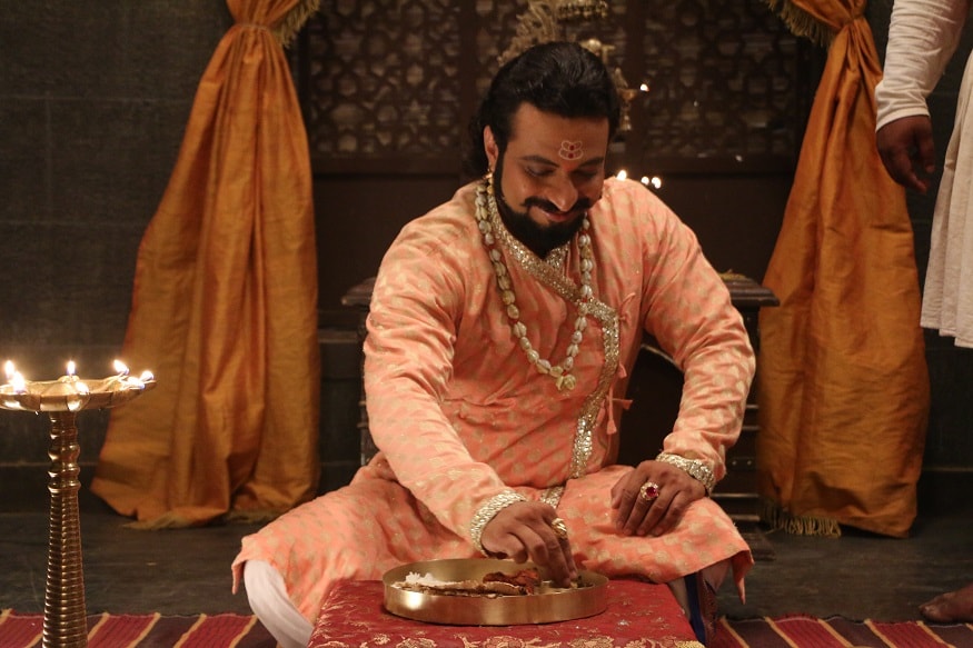 स्वराज्यरक्षक संभाजी मालिकेत संभाजी महाराजांवर विषप्रयोग झाला. त्यातून ते वाचले. पण या कटाचा सूत्रधार कोण याचा शोध सुरू झाला. स्वराज्यरक्षक संभाजी मालिकेत संभाजी महाराजांवर विषप्रयोग झाला. त्यातून ते वाचले. पण या कटाचा सूत्रधार कोण याचा शोध सुरू झाला.