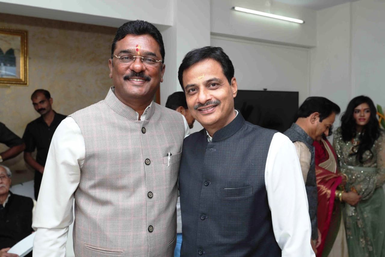 प्रताप सरनाईक यांच्या मुलगा पूर्वेश यांचा विवाह रणजित पाटील यांची कन्या कश्मीरासोबत नुकताच धूमधडाक्यात पार पडला. शिवसेना पक्षप्रमुख उद्धव ठाकरे यांनी प्रताप सरनाईक यांच्या मुलाच्या लग्नाला सहकुटुंब हजेरी लावली होती. प्रताप सरनाईक यांच्या मुलगा पूर्वेश यांचा विवाह रणजित पाटील यांची कन्या कश्मीरासोबत नुकताच धूमधडाक्यात पार पडला. शिवसेना पक्षप्रमुख उद्धव ठाकरे यांनी प्रताप सरनाईक यांच्या मुलाच्या लग्नाला सहकुटुंब हजेरी लावली होती.