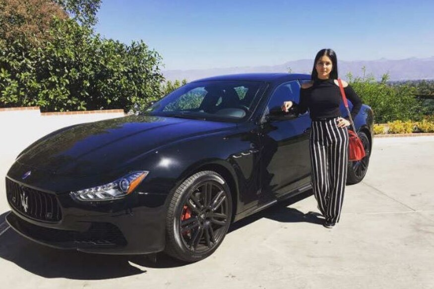 बेबी डॉल सनी लिओनीकडेही एक महागडी कार आहे. 1.5 कोटी रुपये किंमतीची Maserati ही कार सनीला तिचा पती डॅनिअल वेबरनं गिफ्ट दिली आहे. बेबी डॉल सनी लिओनीकडेही एक महागडी कार आहे. 1.5 कोटी रुपये किंमतीची Maserati ही कार सनीला तिचा पती डॅनिअल वेबरनं गिफ्ट दिली आहे.