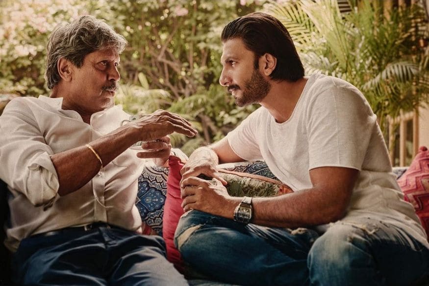 बॉलिवूड अभिनेता रणवीर सिंग लवकरच '83' या सिनेमात कपिल देव यांची भूमिका साकारताना दिसणार आहे. या सिनेमासाठी रणवीर प्रचंड मेहनत घेत असून त्यासाठी तो कपिल देव यांच्याकडूनच क्रिकेटमधील बारकावे शिकत आहे. बॉलिवूड अभिनेता रणवीर सिंग लवकरच '83' या सिनेमात कपिल देव यांची भूमिका साकारताना दिसणार आहे. या सिनेमासाठी रणवीर प्रचंड मेहनत घेत असून त्यासाठी तो कपिल देव यांच्याकडूनच क्रिकेटमधील बारकावे शिकत आहे.