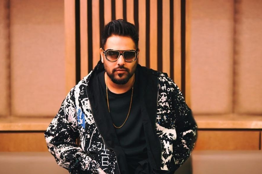 'डिजेवाले बाबू'च्या या महागड्या गाडीची चर्चा, बोनेटवर चढून काढलेला फोटो झाला व्हायरल