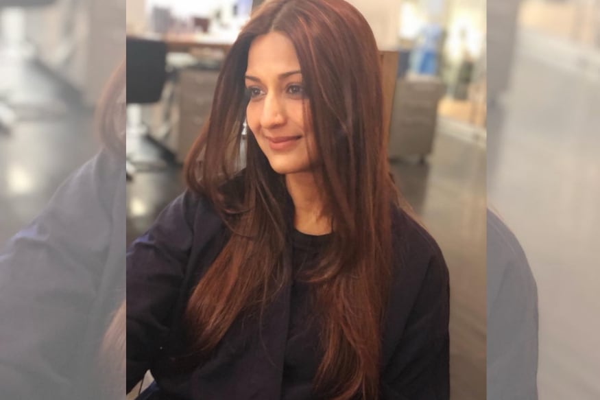 बॉलिवूड अभिनेत्री सोनाली बेंद्रे काही महिन्यांपूर्वीच हायग्रेड कॅन्सवर उपचार घेऊन न्यूयॉर्कवरून भारतात परतली. मागील वर्षी जुलैमध्ये सोनालीनं सोशल मीडियावरून तिला कॅन्सर झाल्याची माहिती दिली होती. बॉलिवूड अभिनेत्री सोनाली बेंद्रे काही महिन्यांपूर्वीच हायग्रेड कॅन्सवर उपचार घेऊन न्यूयॉर्कवरून भारतात परतली. मागील वर्षी जुलैमध्ये सोनालीनं सोशल मीडियावरून तिला कॅन्सर झाल्याची माहिती दिली होती.