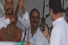 काँग्रेस उमेदवारासाठी राहुल गांधी झाले व्हिडिओग्राफर, पाहा धमाल VIDEO काँग्रेस उमेदवारासाठी राहुल गांधी झाले व्हिडिओग्राफर, पाहा धमाल VIDEO