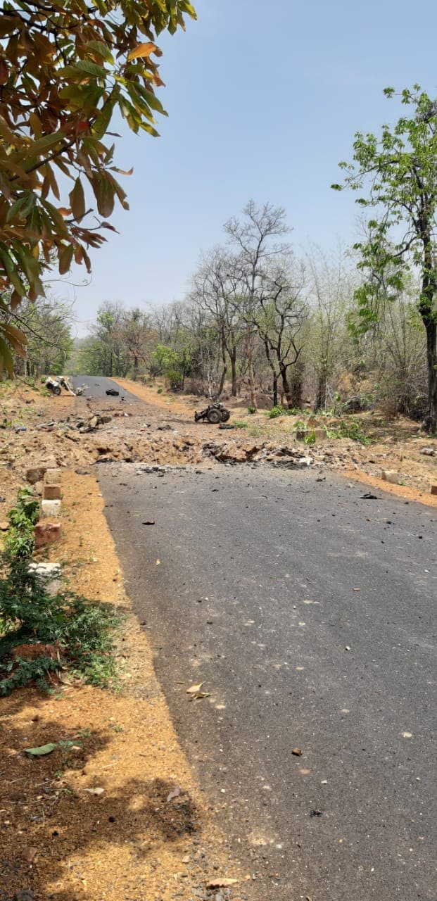 महाराष्ट्र दिनीच गडचिरोलीमध्ये माओवाद्यांनी भ्याड हल्ला घडवून आणला. माओवाद्यांनी सी-60 कमांडो जवानांच्या ताफ्यावर आयईडी स्फोटकांद्वारे हल्ला केला आहे. महाराष्ट्र दिनीच गडचिरोलीमध्ये माओवाद्यांनी भ्याड हल्ला घडवून आणला. माओवाद्यांनी सी-60 कमांडो जवानांच्या ताफ्यावर आयईडी स्फोटकांद्वारे हल्ला केला आहे.