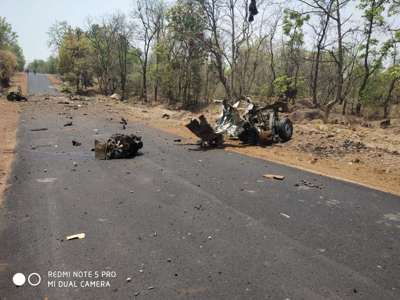 या हल्ल्यात 15 जवान शहीद झाल्याची भीती व्यक्त होत आहे. 1 चालकही शहीद झाला; जवानांना गस्तीच्या ठिकाणी घेऊन जात असलेली गाडी भूसुरुंग स्फोट करून उडवली. या हल्ल्यात 15 जवान शहीद झाल्याची भीती व्यक्त होत आहे. 1 चालकही शहीद झाला; जवानांना गस्तीच्या ठिकाणी घेऊन जात असलेली गाडी भूसुरुंग स्फोट करून उडवली.