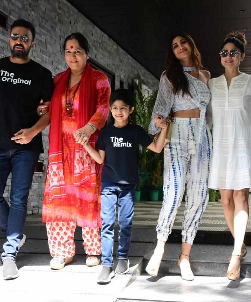 शिल्पा शेट्टीही स्टाइल स्टेटमेन्टच्या शर्यतीत मागे नाही. नुकतीच ती कुटुंबासोबत बाहेर लंचला गेली होती. यावेळी तिच्यासोबत आई, बहीण शमिता शेट्टी, नवरा राज कुंद्रा आणि सहा वर्षांचा मुलगा विआनही होता. शिल्पा शेट्टीही स्टाइल स्टेटमेन्टच्या शर्यतीत मागे नाही. नुकतीच ती कुटुंबासोबत बाहेर लंचला गेली होती. यावेळी तिच्यासोबत आई, बहीण शमिता शेट्टी, नवरा राज कुंद्रा आणि सहा वर्षांचा मुलगा विआनही होता.