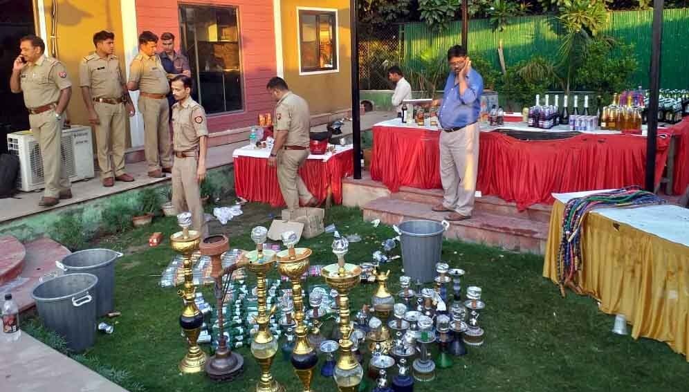 नोएडामध्ये एका फार्म हाऊस सुरू असलेल्या रेव पार्टीवर पोलिसांकडून छापा मारण्यात आला आहे. या पार्टीमध्ये अनेक मुलं आणि मुलांना हुक्का पिताना पोलिसांनी ताब्यात घेतलं आहे. हुक्कामध्ये अमली पदार्थांचा वापर करण्यात आला असल्याची माहिती पोलिसांकडून देण्यात आली आहे. तर पोलिसांनी फार्म हाऊसमधून डजनभर हुक्का ताब्यात घेतला आहे. नोएडामध्ये एका फार्म हाऊस सुरू असलेल्या रेव पार्टीवर पोलिसांकडून छापा मारण्यात आला आहे. या पार्टीमध्ये अनेक मुलं आणि मुलांना हुक्का पिताना पोलिसांनी ताब्यात घेतलं आहे. हुक्कामध्ये अमली पदार्थांचा वापर करण्यात आला असल्याची माहिती पोलिसांकडून देण्यात आली आहे. तर पोलिसांनी फार्म हाऊसमधून डजनभर हुक्का ताब्यात घेतला आहे.