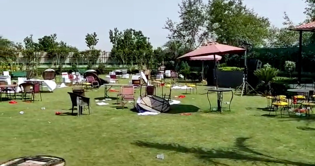 यमुना एक्सप्रेसजवळ असलेल्या यमुनेच्या खोऱ्यात हा फार्म हाऊस उभारण्यात आला होता. फार्म हाऊसच्या प्रत्येक टेबलवर मुली ऑर्डर घेण्यासाठी यायच्या. ज्या टेबलवर जास्त ऑर्डर येणार तितकं कमीशन त्या मुलीला देण्यात येणार यमुना एक्सप्रेसजवळ असलेल्या यमुनेच्या खोऱ्यात हा फार्म हाऊस उभारण्यात आला होता. फार्म हाऊसच्या प्रत्येक टेबलवर मुली ऑर्डर घेण्यासाठी यायच्या. ज्या टेबलवर जास्त ऑर्डर येणार तितकं कमीशन त्या मुलीला देण्यात येणार
