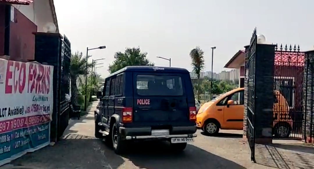 शनिवारी या फार्म हाऊसमध्ये रेव पार्टीचं आयोजन करण्यात आलं होतं. रात्रभर ही पार्टी सुरू असल्याची माहिती सूत्रांकडून देण्यात आली. या फार्म हाऊसवर अशा पार्ट्या नेहमी होत असतात अशीही माहिती आहे. शनिवारी या फार्म हाऊसमध्ये रेव पार्टीचं आयोजन करण्यात आलं होतं. रात्रभर ही पार्टी सुरू असल्याची माहिती सूत्रांकडून देण्यात आली. या फार्म हाऊसवर अशा पार्ट्या नेहमी होत असतात अशीही माहिती आहे.