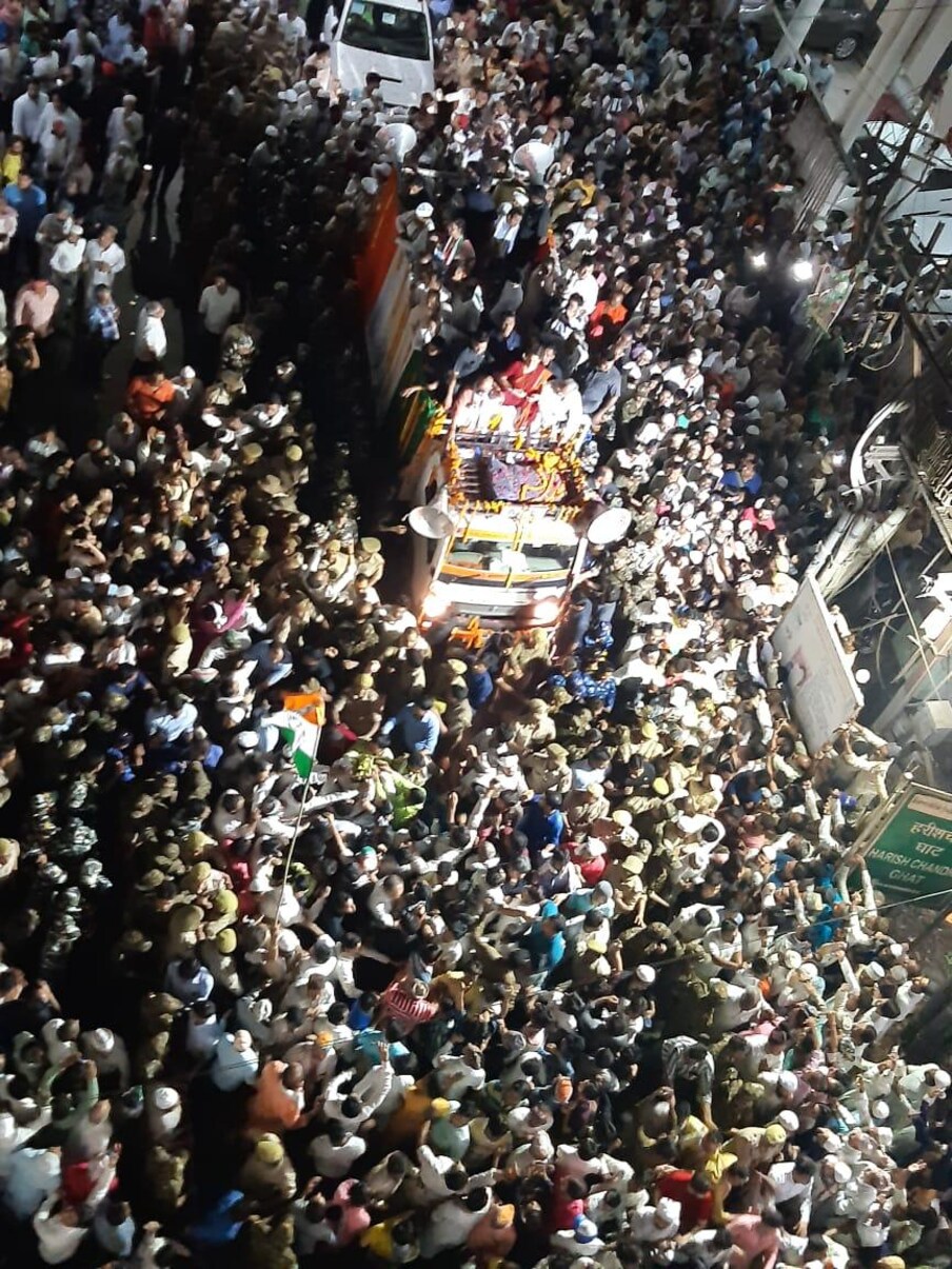 या रोड शोच्या दरम्यान त्यांना उत्तम प्रतिसाद मिळाला. फक्त वाराणशीच नाही तर अनेक जिल्ह्यांमधून कार्यकर्ते या रोड शोसाठी वाराणसीत आले होते.