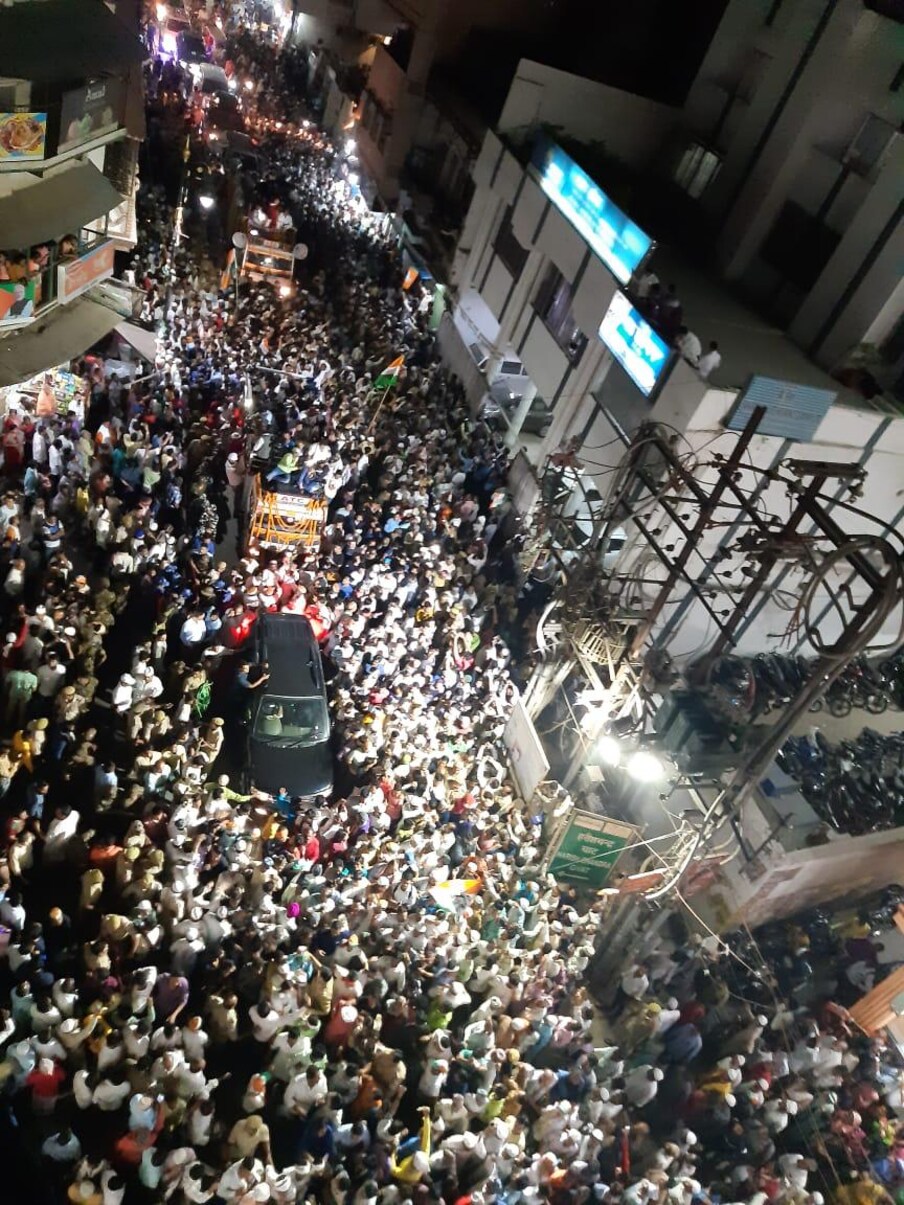 या आधी प्रियंका गांधी या नरेंद्र मोदी यांच्याविरुद्ध वाराणसीतून लढत देतील अशी शक्यता व्यक्त केली जात होती. मात्र नंतर काँग्रेसने प्रियंका या वाराणसीतून लढणार नाहीत असं जाहीर केलं. माजी आमदार अजय राय हे वाराणसीतून काँग्रेसचे उमेदवार आहेत.