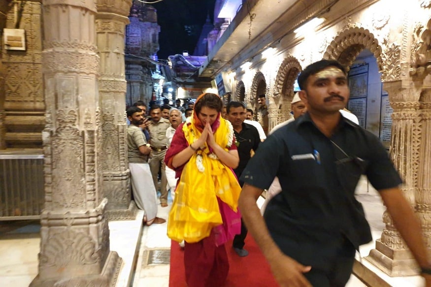 काँग्रेसच्या सरचिटणीस प्रियंका गांधी या बुधवारी वाराणसीमध्ये होत्या. वारणसी हा पंतप्रधान नरेंद्र मोदी यांचा मतदारसंघ असल्याने त्यांच्या या दौऱ्याकडे सगळ्यांचं लक्ष लागलं होतं. प्रियंका गांधी यांनी वाराणसीतल्या मंदिरांना भेटी दिल्या आणि रोड शोही केला. काँग्रेसच्या सरचिटणीस प्रियंका गांधी या बुधवारी वाराणसीमध्ये होत्या. वारणसी हा पंतप्रधान नरेंद्र मोदी यांचा मतदारसंघ असल्याने त्यांच्या या दौऱ्याकडे सगळ्यांचं लक्ष लागलं होतं. प्रियंका गांधी यांनी वाराणसीतल्या मंदिरांना भेटी दिल्या आणि रोड शोही केला.