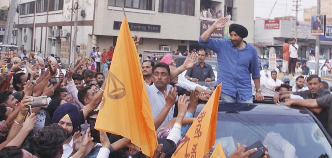सनी देओल यांनी 23 एप्रलिला निर्मला सीतारमण, पियूष गोयल यांच्या उपस्थितीत भाजपमध्ये प्रवेश केला होता. नवी दिल्लीत भाजप मुख्यालयात हा पक्षप्रवेश पार पडला. सनी देओल यांनी 23 एप्रलिला निर्मला सीतारमण, पियूष गोयल यांच्या उपस्थितीत भाजपमध्ये प्रवेश केला होता. नवी दिल्लीत भाजप मुख्यालयात हा पक्षप्रवेश पार पडला.