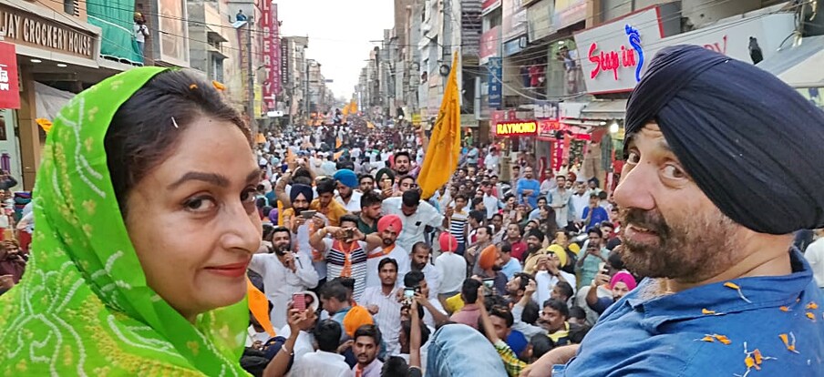 सनी देओल हा धर्मेंद्र यांची पहिली पत्नी प्रकाश कौर यांचा मोठा मुलगा आहे. तर धर्मेंद्र यांची दुसरी पत्नी हेमा मालिनी या मथुरा येथून भाजपच्या खासदार आहेत. 