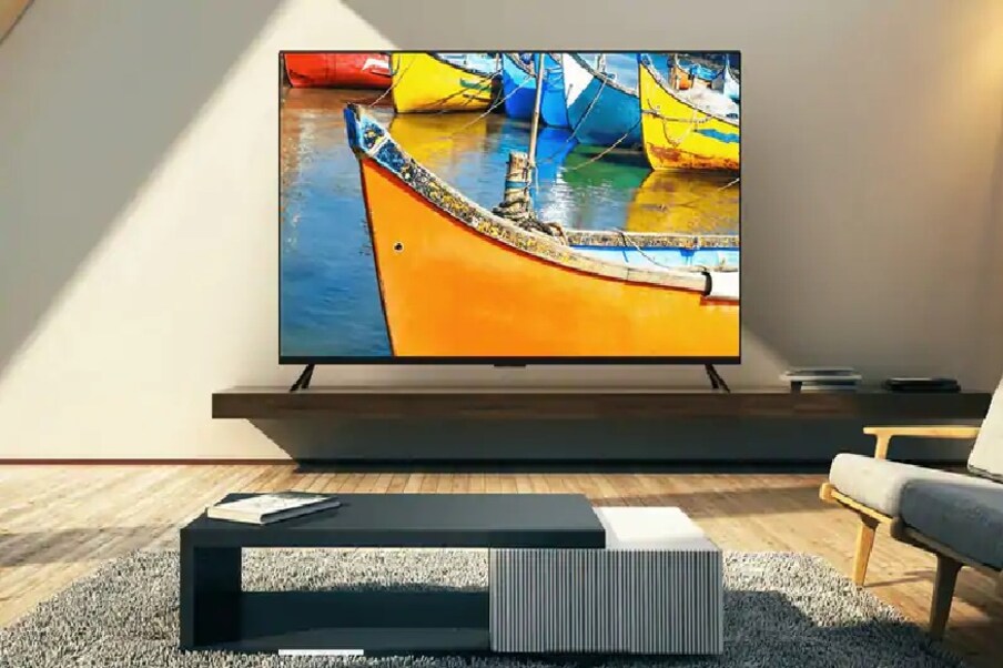 फिचर्स सांगायची झाली तर, Mi LED TV 4 Pro मध्ये 4K डिस्प्ले देण्यात आला आहे. ज्याला 'फ्रेमलेस डिस्प्ले' असं म्हटलं जातं. म्हणून हा जगातला सर्वात पातळ डिस्प्ले असलेला टीव्ही आहे असा दावा Xiaomi ने केला आहे. या टीव्हीची कॉर्नर साइड 4.9 mm ची आहे. तर क्वाड कोअरमध्ये Amlogic Cortex A53 चिपसेट बसवण्यात आला आहे.
