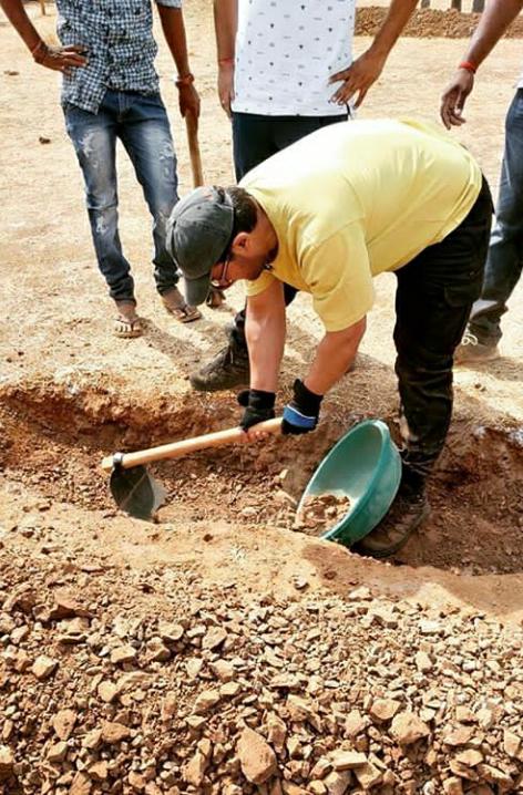 महाराष्ट्र दिनानिमित्त आमीर खानच्या पाणी फाउंडेशनसाठी मराठी स्टार सई ताम्हणकरपासून सिद्धार्थ जाधवपर्यंत आणि स्पृहा जोशीपासून अमेय वाघपर्यंत साऱ्यांनीच श्रमदान केलं. महाराष्ट्र दिनानिमित्त आमीर खानच्या पाणी फाउंडेशनसाठी मराठी स्टार सई ताम्हणकरपासून सिद्धार्थ जाधवपर्यंत आणि स्पृहा जोशीपासून अमेय वाघपर्यंत साऱ्यांनीच श्रमदान केलं.