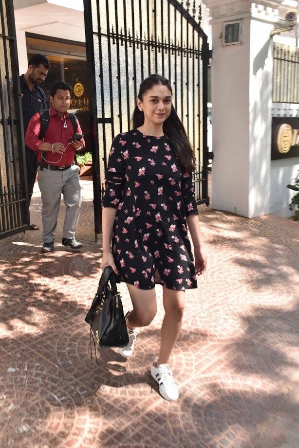 या टॉक शोमध्ये अदितीने आपल्या खासगी आयुष्याबद्दलही अनेक गोष्टी शेअर केल्या. वयाच्य २१ व्या वर्षी अदितीचं अभिनेता सत्यदीप मिश्राशी लग्न झालं होतं. पण अगदी थोड्याच काळात दोघं वेगळी झाली. याबद्दल बोलताना अदिती म्हणाली की, ‘वयाच्या २१ व्या वर्षी जर तुम्ही अशा नात्यात आला असाल तर तुमचा डेटिंग स्कोअर शुन्यच असेल ना... डेट कसं करतात हे मला माहीत नाही बहुधा...’ या टॉक शोमध्ये अदितीने आपल्या खासगी आयुष्याबद्दलही अनेक गोष्टी शेअर केल्या. वयाच्य २१ व्या वर्षी अदितीचं अभिनेता सत्यदीप मिश्राशी लग्न झालं होतं. पण अगदी थोड्याच काळात दोघं वेगळी झाली. याबद्दल बोलताना अदिती म्हणाली की, ‘वयाच्या २१ व्या वर्षी जर तुम्ही अशा नात्यात आला असाल तर तुमचा डेटिंग स्कोअर शुन्यच असेल ना... डेट कसं करतात हे मला माहीत नाही बहुधा...’