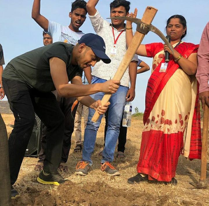 सईसोबत येथे अभिनेता अमेय वाघही होता. अमेय आणि सईने मिळून फलटणजवळील कोरेगाव तालुक्यातील सोळशी गावातील महाश्रमदानात सहभाग घेतला. सईसोबत येथे अभिनेता अमेय वाघही होता. अमेय आणि सईने मिळून फलटणजवळील कोरेगाव तालुक्यातील सोळशी गावातील महाश्रमदानात सहभाग घेतला.