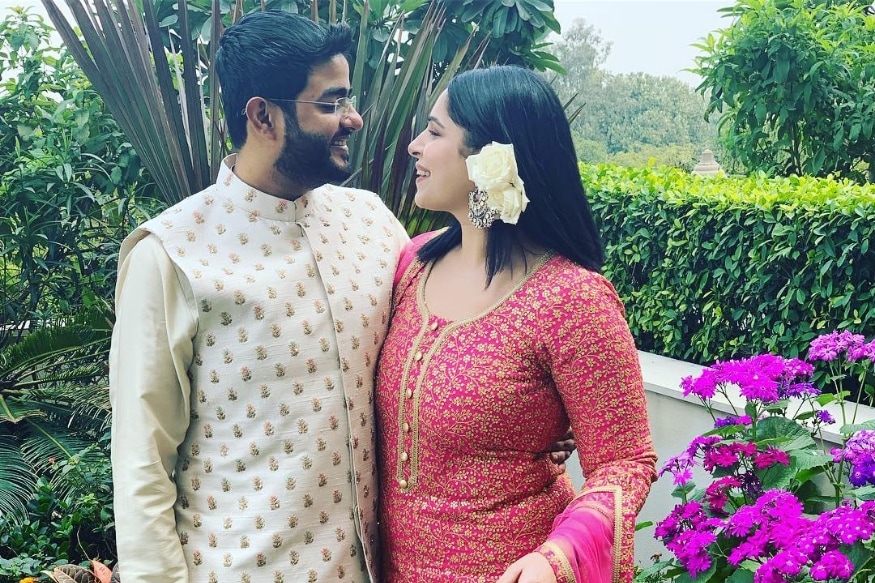 एकीकडे प्रियांका चोप्राचा दीर जो जोनस आणि सोफी टर्नरच्या सरप्राइझ वेडिंगची सोशल मीडियावर जोरदार चर्चा सुरु असतानाच दुसरीकडे तिच्या भावाचं लग्न मात्र मोडल्याची माहिती समोर आली आली आहे. प्रियांकाची आई मधु चोप्रा यांनी प्रसारमाध्यमांना याविषयी माहिती दिली. एकीकडे प्रियांका चोप्राचा दीर जो जोनस आणि सोफी टर्नरच्या सरप्राइझ वेडिंगची सोशल मीडियावर जोरदार चर्चा सुरु असतानाच दुसरीकडे तिच्या भावाचं लग्न मात्र मोडल्याची माहिती समोर आली आली आहे. प्रियांकाची आई मधु चोप्रा यांनी प्रसारमाध्यमांना याविषयी माहिती दिली.