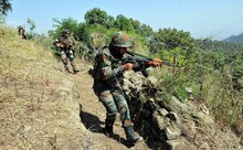 जम्मू-कश्मीर: पाकिस्तानच्या गोळीबारात एक जवान शहीद, महिलेचाही मृत्यू