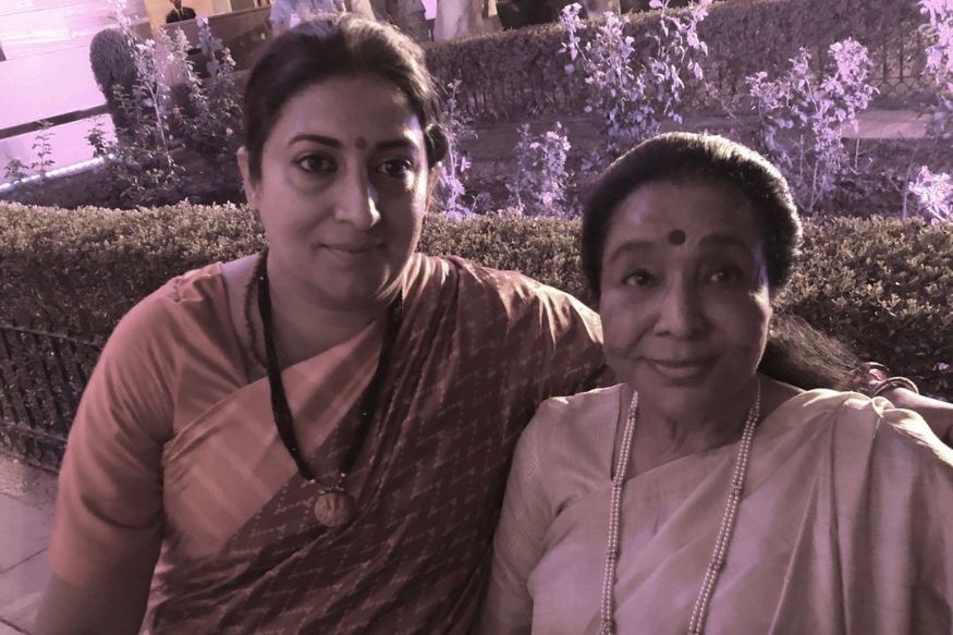 मोदींच्या शपथविधी सोहळ्यात गर्दीत अडकल्या आशा भोसले, स्मृती इराणींनी अशी केली मदत