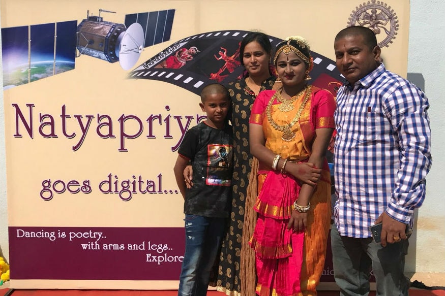 हे पैसे मिळाल्यावर ड्रायव्हरनं कर्नाटकच्या महादेवपुरा इथल्या जट्टी द्वारकामईमध्ये 15 रुम्सचा बंगला खरेदी केला. हे पैसे मिळाल्यावर ड्रायव्हरनं कर्नाटकच्या महादेवपुरा इथल्या जट्टी द्वारकामईमध्ये 15 रुम्सचा बंगला खरेदी केला.