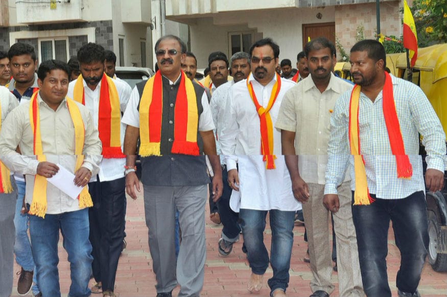 या सर्व घटनेत महादेवपुराचे विधायक अरिवंद लिंबावल्ली यांच्यावर लक्ष ठेवलं जातंय. ते कर्नाटक भाजपचे महासचिवही आहेत. असं म्हणतात या रिक्षा ड्रायव्हरबरोबर त्यांचे संबंध आहेत. या सर्व घटनेत महादेवपुराचे विधायक अरिवंद लिंबावल्ली यांच्यावर लक्ष ठेवलं जातंय. ते कर्नाटक भाजपचे महासचिवही आहेत. असं म्हणतात या रिक्षा ड्रायव्हरबरोबर त्यांचे संबंध आहेत.