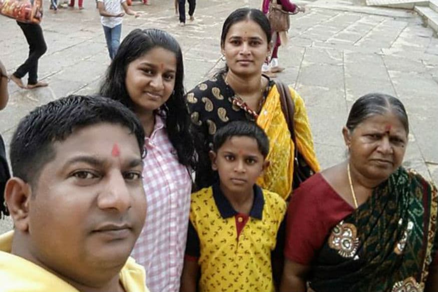या माहितीप्रमाणे या रिक्षा ड्रायव्हरनं काही दिवसांपूर्वी पर्यटक असलेल्या 72 वर्षांच्या लाराला आपल्या रिक्षातून बंगळुरूला फिरवलं होतं. त्यावेळी बोलताना त्यानं आपल्या आर्थिक तंगीबद्दल तिला सांगितलं होतं. या माहितीप्रमाणे या रिक्षा ड्रायव्हरनं काही दिवसांपूर्वी पर्यटक असलेल्या 72 वर्षांच्या लाराला आपल्या रिक्षातून बंगळुरूला फिरवलं होतं. त्यावेळी बोलताना त्यानं आपल्या आर्थिक तंगीबद्दल तिला सांगितलं होतं.