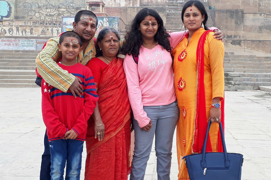 हळूहळू त्यांचे संबंध दृढ व्हायला लागले, तसा अमेरिकन स्त्रीनं बंगला खरेदी करण्यासाठी या रिक्षा ड्रायव्हरला पैसे दिले. हळूहळू त्यांचे संबंध दृढ व्हायला लागले, तसा अमेरिकन स्त्रीनं बंगला खरेदी करण्यासाठी या रिक्षा ड्रायव्हरला पैसे दिले.