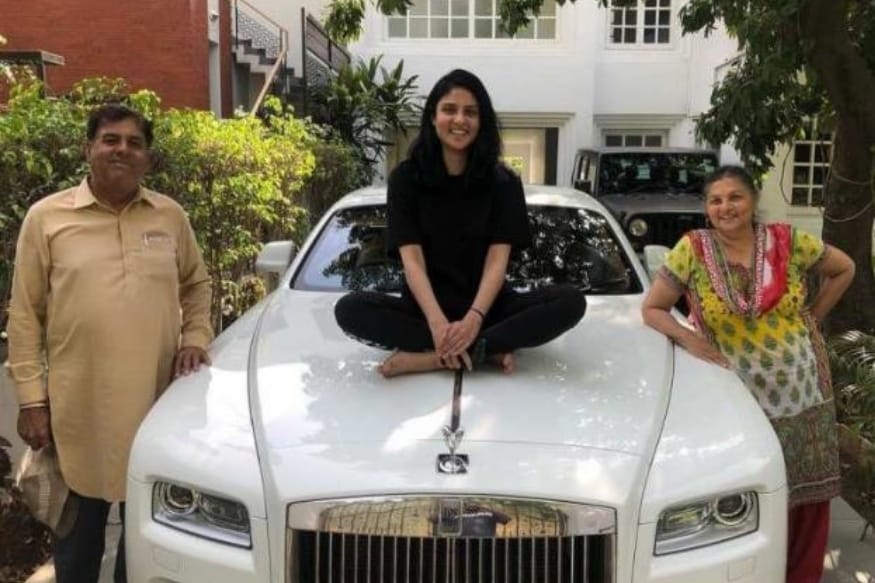 'डीजे वाले बाबू', 'कर गई चुल' आणि 'मर्सी' सारख्या सुपरहिट गाण्यांचा निर्माता आणि बॉलिवूडमधील प्रसिद्ध रॅप गायक बादशाहनं नुकतीच 10 कोटीची रॉल्स रॉयस कंपनीची 'Wraith' ही कार खरेदी केली. या गाडीचा फोटो त्यानं सोशल मीडियावर शेअर केल्यानंतर बॉलिवूडमधील इतर सेलिब्रिटींच्या महागड्या गाड्यांची चर्चा सुरू झाली. पण आता पर्यंत बॉलिवूडमध्ये बादशाह एवढी महागडी कार कोणालाच खरेदी करता आलेली नाही. पाहूयात कोणकोणत्या बॉलिवूड सेलिब्रिटींकडे आहेत महागड्या कार... 'डीजे वाले बाबू', 'कर गई चुल' आणि 'मर्सी' सारख्या सुपरहिट गाण्यांचा निर्माता आणि बॉलिवूडमधील प्रसिद्ध रॅप गायक बादशाहनं नुकतीच 10 कोटीची रॉल्स रॉयस कंपनीची 'Wraith' ही कार खरेदी केली. या गाडीचा फोटो त्यानं सोशल मीडियावर शेअर केल्यानंतर बॉलिवूडमधील इतर सेलिब्रिटींच्या महागड्या गाड्यांची चर्चा सुरू झाली. पण आता पर्यंत बॉलिवूडमध्ये बादशाह एवढी महागडी कार कोणालाच खरेदी करता आलेली नाही. पाहूयात कोणकोणत्या बॉलिवूड सेलिब्रिटींकडे आहेत महागड्या कार...