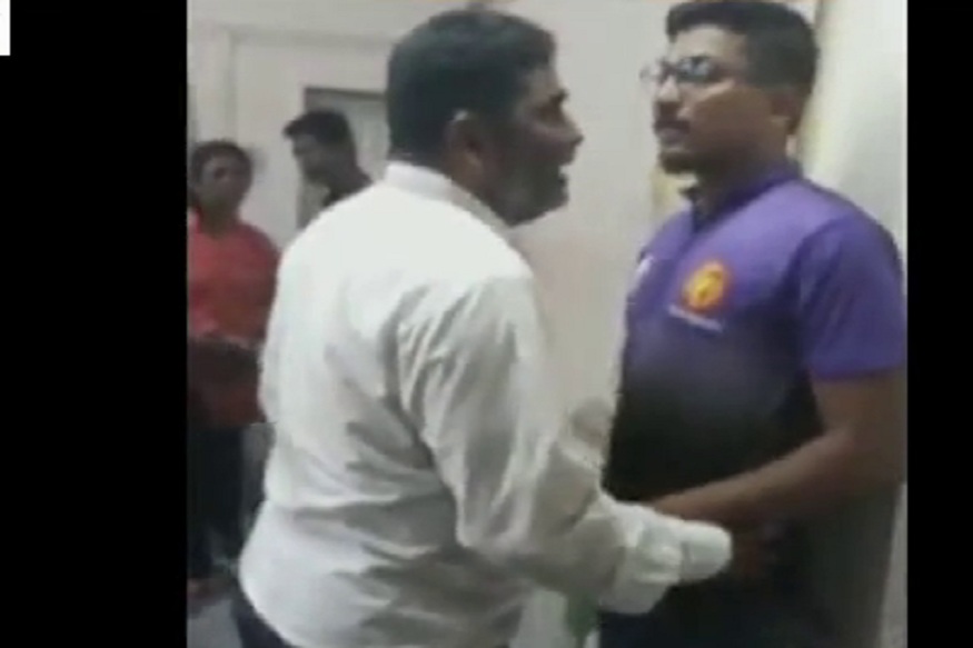 VIDEO: वांद्रे स्थानकात राडा, टीसीकडून प्रवाशाला शिवीगाळ आणि मारहाण