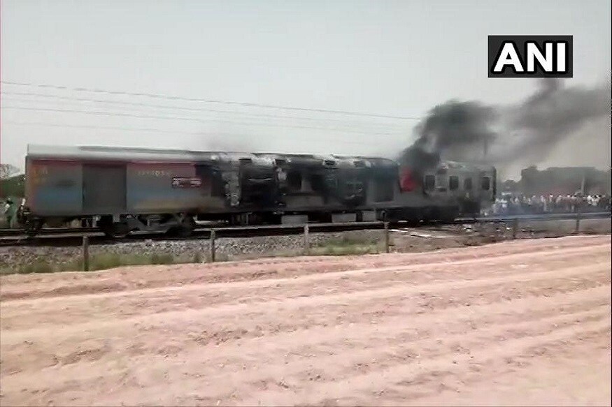 लोको पायलटनं केलेल्या कामगिरीमुळं सुदैवानं यामध्ये कुणीही जखमी झालं नाही. शिवाय मोठा अनर्थ देखील टळला. लोको पायलटनं केलेल्या कामगिरीमुळं सुदैवानं यामध्ये कुणीही जखमी झालं नाही. शिवाय मोठा अनर्थ देखील टळला.