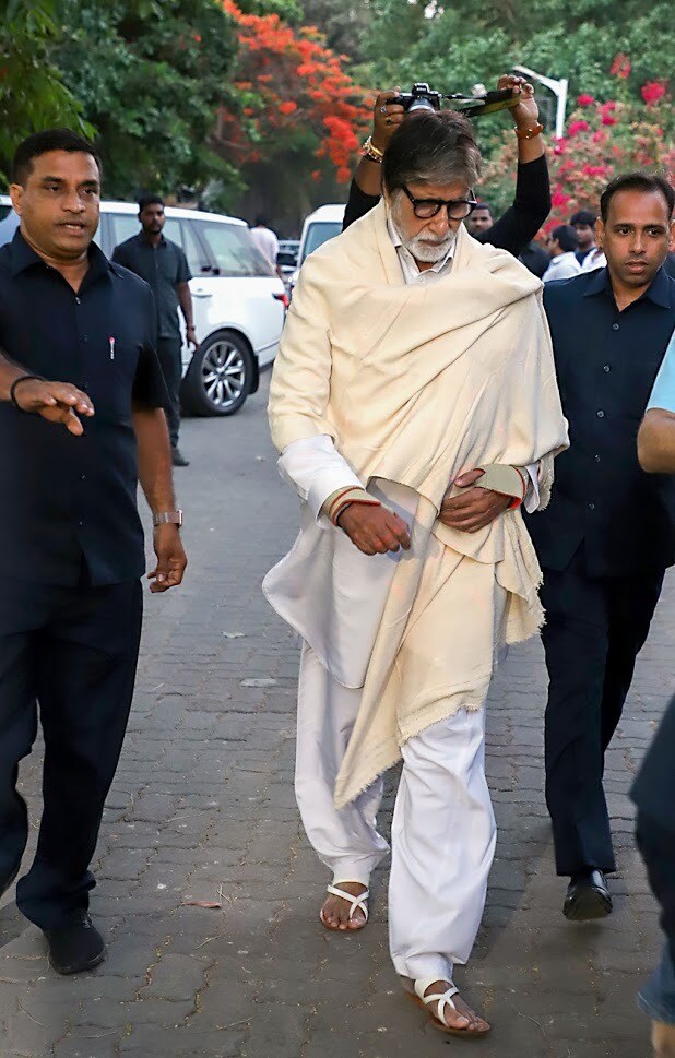 काजोल त्यांच्या सासऱ्यांच्या फार जवळ होती. त्यामुळे ती त्यांच्या जाण्याचं दुःख सहन करू शकली नाही. स्वतः ऐश्वर्या आणि अभिषेक तिचं सांत्वन करत होते. एकीकडे अजय आणि काजोलने त्यांच्या आयुष्यातील सर्वात जवळची व्यक्ती गमावली होती. तर दुसरीकडे अमिताभ बच्चन यांनाही त्यांचा मित्र गमावल्याचं दुःख होतं. काजोल त्यांच्या सासऱ्यांच्या फार जवळ होती. त्यामुळे ती त्यांच्या जाण्याचं दुःख सहन करू शकली नाही. स्वतः ऐश्वर्या आणि अभिषेक तिचं सांत्वन करत होते. एकीकडे अजय आणि काजोलने त्यांच्या आयुष्यातील सर्वात जवळची व्यक्ती गमावली होती. तर दुसरीकडे अमिताभ बच्चन यांनाही त्यांचा मित्र गमावल्याचं दुःख होतं.