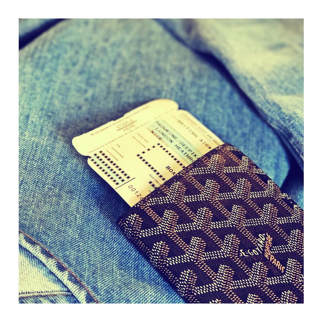 Goyard creation या आंतरराष्ट्रीय बँडचं हे होल्डर आहे. दिसायला हे होल्डर फार सुंदर आहे. पण हे जर विकत घेण्याचा विचार करत असाल तर थांबा.. सर्वात आधी याची किंमत जाणून घ्या. या पासपोर्ट होल्डरची किंमत आहे ७५५ डॉलर म्हणजे भारतीय रुपयांप्रमाणे जवळपास ५२ हजार रुपये. Goyard creation या आंतरराष्ट्रीय बँडचं हे होल्डर आहे. दिसायला हे होल्डर फार सुंदर आहे. पण हे जर विकत घेण्याचा विचार करत असाल तर थांबा.. सर्वात आधी याची किंमत जाणून घ्या. या पासपोर्ट होल्डरची किंमत आहे ७५५ डॉलर म्हणजे भारतीय रुपयांप्रमाणे जवळपास ५२ हजार रुपये.