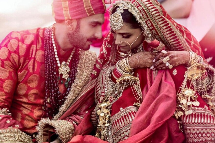 नोव्हेंबर 2018मध्ये अभिनेत्री दीपिका पदुकोण अभिनेता रणवीर सिंहशी लग्नाच्या बेडीत अडकली. इटलीतील तिच्या डेस्टिनेशन वेडिंगची सर्वत्र चर्चा झाली. दीपिका-रणवीरनं सिंधी आणि साउथ इंडियन पद्धतीनं लग्न केलं. या दोन्ही वेळच्या लूकमध्ये ती खूपच सुंदर दिसत होती. तिनं आपल्या लग्नात करोडो रुपये दागिन्यांवर खर्च केले होते. तिचं फक्त मंगळसुत्रच 20 लाख रुपये किंमतीचं होतं. नोव्हेंबर 2018मध्ये अभिनेत्री दीपिका पदुकोण अभिनेता रणवीर सिंहशी लग्नाच्या बेडीत अडकली. इटलीतील तिच्या डेस्टिनेशन वेडिंगची सर्वत्र चर्चा झाली. दीपिका-रणवीरनं सिंधी आणि साउथ इंडियन पद्धतीनं लग्न केलं. या दोन्ही वेळच्या लूकमध्ये ती खूपच सुंदर दिसत होती. तिनं आपल्या लग्नात करोडो रुपये दागिन्यांवर खर्च केले होते. तिचं फक्त मंगळसुत्रच 20 लाख रुपये किंमतीचं होतं.