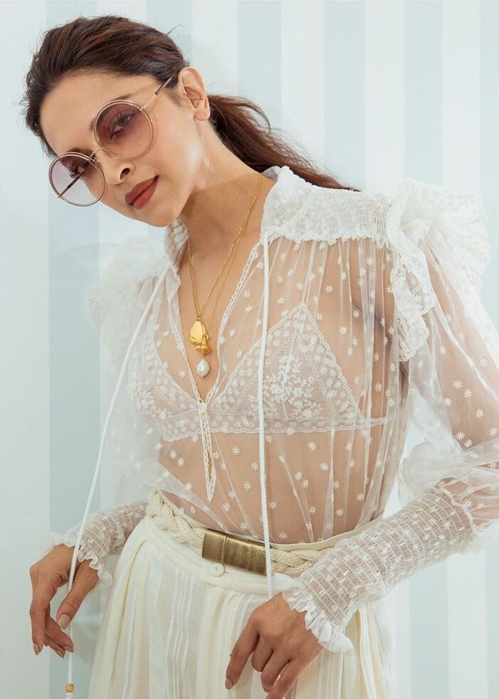 दीपिकाचा हा लुक Lorenzo Serafiniने डिझाइन केला आहे. हा लुक त्याच्या spring summer collection 2019मधील आहे. यामध्ये ती खूपच हॉट दिसत आहे. दीपिकाचा हा लुक Lorenzo Serafiniने डिझाइन केला आहे. हा लुक त्याच्या spring summer collection 2019मधील आहे. यामध्ये ती खूपच हॉट दिसत आहे.