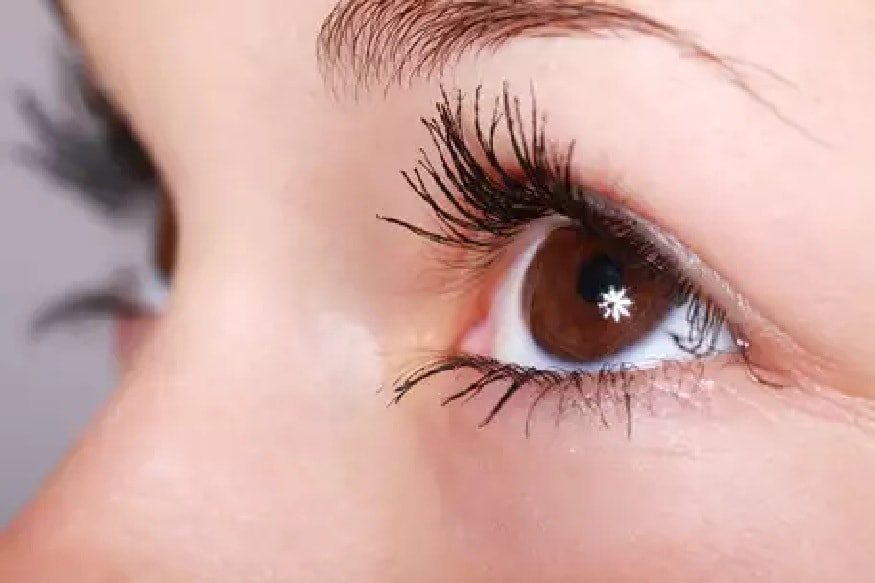 डोळे - गंभीर कोरोना रुग्णांना Conjunctivitis सारखी डोळ्यांची समस्या दिसून येते आहे. शिवाय डोळ्यांच्या भोवताली सूज, डोळ्यांच्या पापण्यांना सूज अशी गंभीर लक्षणं दिसत आहेत. डोळे - गंभीर कोरोना रुग्णांना Conjunctivitis सारखी डोळ्यांची समस्या दिसून येते आहे. शिवाय डोळ्यांच्या भोवताली सूज, डोळ्यांच्या पापण्यांना सूज अशी गंभीर लक्षणं दिसत आहेत.
