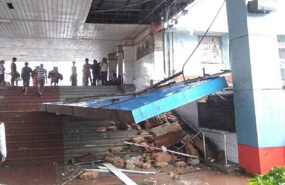 भुवनेश्वर रेल्वे स्टेशनच्य प्लॅटफॉर्म नंबर 1 चं छप्पर पूर्णपणे उडून गेलं. काही ठिकाणी बस आणि क्रेन उलटण्याच्याही घटना घडल्या. भुवनेश्वर रेल्वे स्टेशनच्य प्लॅटफॉर्म नंबर 1 चं छप्पर पूर्णपणे उडून गेलं. काही ठिकाणी बस आणि क्रेन उलटण्याच्याही घटना घडल्या.