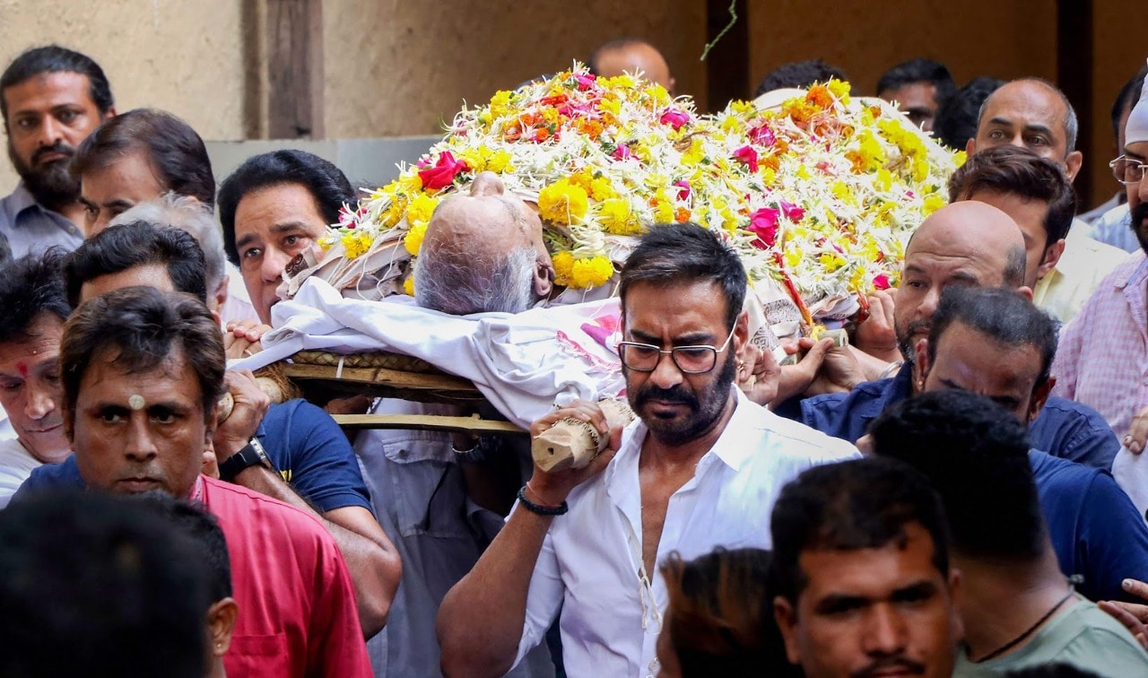 अमिताभ यांनी त्यांच्या ब्लॉगमध्ये लिहिले की, ‘वीरू यांचा मृत्यू माझ्यासाठी एक धक्का आहे. जेव्हा मला त्यांच्या निधनाची बातमी कळली तेव्हा मी चेहरे सिनेमाच्या चित्रीकरणात होतो. मी काम थांबवलं आणि संपूर्ण टीमसोबत दोन मिनिटांची श्रद्धांजली दिली.’ अमिताभ यांनी त्यांच्या ब्लॉगमध्ये लिहिले की, ‘वीरू यांचा मृत्यू माझ्यासाठी एक धक्का आहे. जेव्हा मला त्यांच्या निधनाची बातमी कळली तेव्हा मी चेहरे सिनेमाच्या चित्रीकरणात होतो. मी काम थांबवलं आणि संपूर्ण टीमसोबत दोन मिनिटांची श्रद्धांजली दिली.’