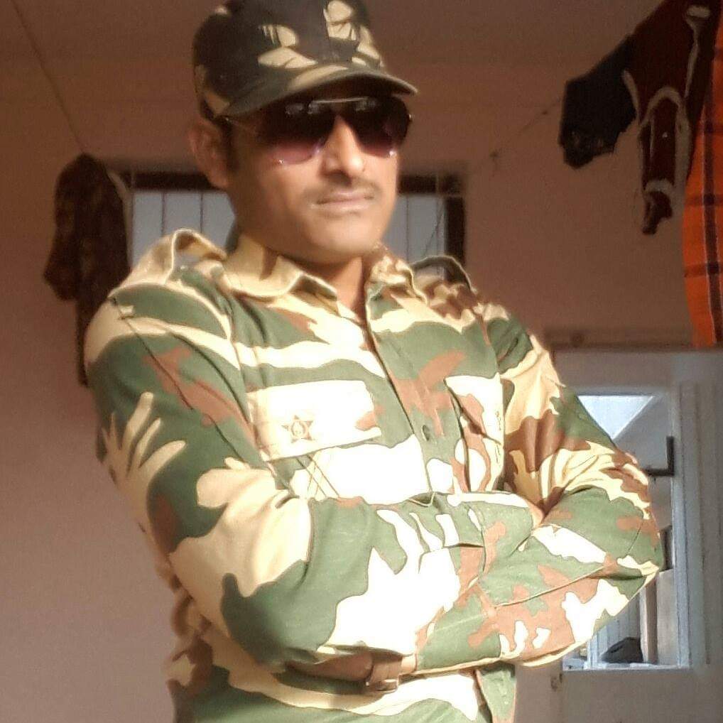 शहीद जवान संतोष चव्हाण यांच्या पश्चात घरी आई-वडील, 4 बहिणी, पत्नी आणि 2 मुलं असं कुटुंब आहे. संतोष यांच्या जाण्यामुळे त्यांच्या कुटुंबीयांवर दु:खाचा डोंगर कोसळला आहे. शहीद जवान संतोष चव्हाण यांच्या पश्चात घरी आई-वडील, 4 बहिणी, पत्नी आणि 2 मुलं असं कुटुंब आहे. संतोष यांच्या जाण्यामुळे त्यांच्या कुटुंबीयांवर दु:खाचा डोंगर कोसळला आहे.