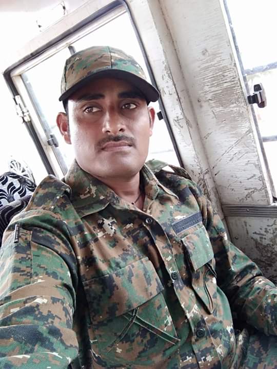 संतोष देविदास चव्हाण असं शहीद जवानाचं नाव आहे. 2011ला संतोष हे गडचिरोलीच्या सैनिक भरतीमध्ये कामाला रुजू झाले होते. त्यांच्या नोकरीला 8 वर्ष पूर्ण झाली आहेत. संतोष देविदास चव्हाण असं शहीद जवानाचं नाव आहे. 2011ला संतोष हे गडचिरोलीच्या सैनिक भरतीमध्ये कामाला रुजू झाले होते. त्यांच्या नोकरीला 8 वर्ष पूर्ण झाली आहेत.