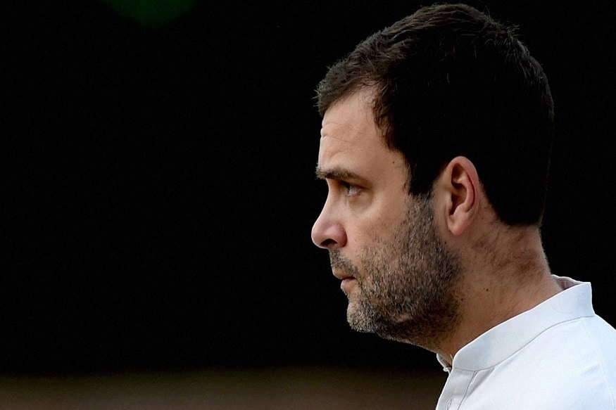 काँग्रेसचा बालेकिल्ला असलेल्या अमेठीमधून काँग्रेसचे अध्यक्ष राहुल गांधी पिछाडीवर आहेत.