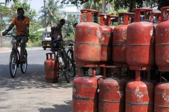 सप्टेंबरच्या सुरुवातीलाच महागाईचे चटके, स्वयंपाकाचा गॅस 'इतका' झाला महाग