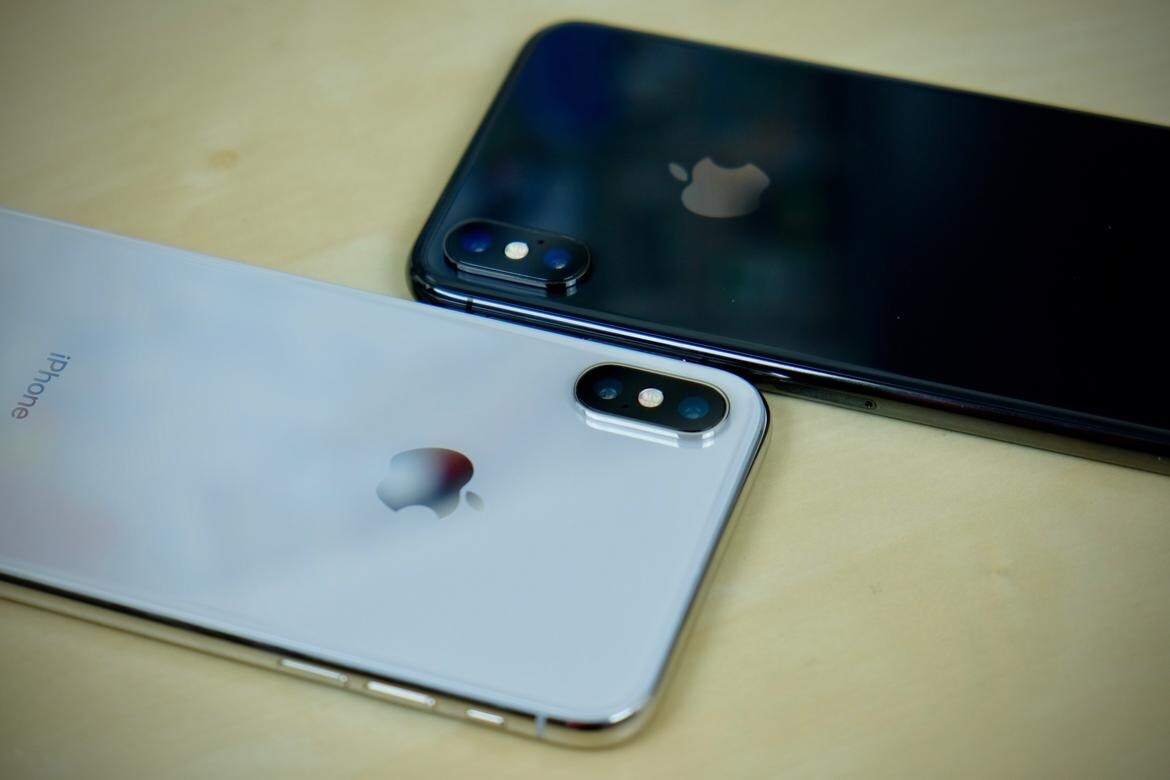 iPhone X चं दुसरं व्हेरिएंट 64 GB असून त्यावर कंपनीने 22,000 रुपये इतका भारी डिस्काउंट जाहीर केला आहे. Space Grey colour मध्ये उपलब्ध असलेला स्मार्टफोन तुम्हाला 69,999 रुपयाला खरेदी करता येईल. यावर 21,900 रुपये कमी करण्यात आले आहेत. तर Silver colour मध्ये उपलब्ध असलेला स्मार्टफोन तुम्हाला 71,999 रुपयात खरेदी करता येईल. iPhone X चं दुसरं व्हेरिएंट 64 GB असून त्यावर कंपनीने 22,000 रुपये इतका भारी डिस्काउंट जाहीर केला आहे. Space Grey colour मध्ये उपलब्ध असलेला स्मार्टफोन तुम्हाला 69,999 रुपयाला खरेदी करता येईल. यावर 21,900 रुपये कमी करण्यात आले आहेत. तर Silver colour मध्ये उपलब्ध असलेला स्मार्टफोन तुम्हाला 71,999 रुपयात खरेदी करता येईल.