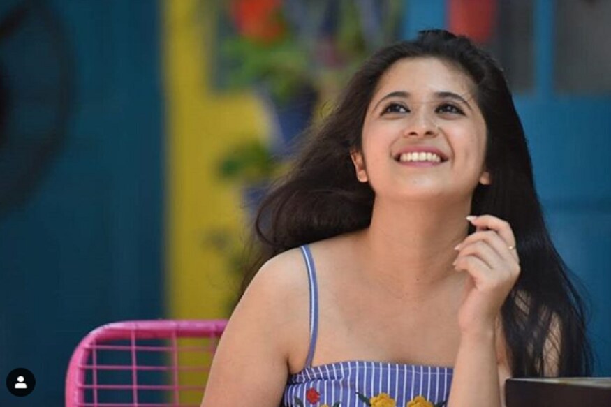'तुला पाहते रे' मालिकेतली ईशा एकदम बदललीय. मालिकेत तिची बदललेली व्यक्तिरेखा पाहायला मिळतेय. पण ईशाची भूमिका करणाऱ्या गायत्री दातारनं इन्स्टावर आधुनिक रूपातले फोटो शेअर केलेत. 'तुला पाहते रे' मालिकेतली ईशा एकदम बदललीय. मालिकेत तिची बदललेली व्यक्तिरेखा पाहायला मिळतेय. पण ईशाची भूमिका करणाऱ्या गायत्री दातारनं इन्स्टावर आधुनिक रूपातले फोटो शेअर केलेत.