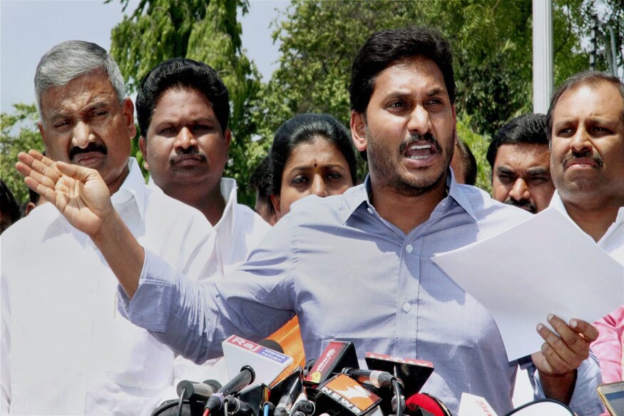 जननमोहन रेड्डी यांच्या नेतृत्वाखालील आंध्र प्रदेशातील YSR काँग्रेस कुणाला पाठिंबा देणार हे पाहावं लागणार आहे. काँग्रेसपासून फारकत घेत वायएसआर रेड्डी यांनी वेगळा पक्ष स्थापन केला. आंध्र प्रदेशात YSR काँग्रेस 13 ते 20 जागा जिंकेल असा अंदाज आहे. पण, पाठिंबा कुणाला देणार याबद्दल अद्याप काहीही स्पष्टता नाही. जननमोहन रेड्डी यांच्या नेतृत्वाखालील आंध्र प्रदेशातील YSR काँग्रेस कुणाला पाठिंबा देणार हे पाहावं लागणार आहे. काँग्रेसपासून फारकत घेत वायएसआर रेड्डी यांनी वेगळा पक्ष स्थापन केला. आंध्र प्रदेशात YSR काँग्रेस 13 ते 20 जागा जिंकेल असा अंदाज आहे. पण, पाठिंबा कुणाला देणार याबद्दल अद्याप काहीही स्पष्टता नाही.